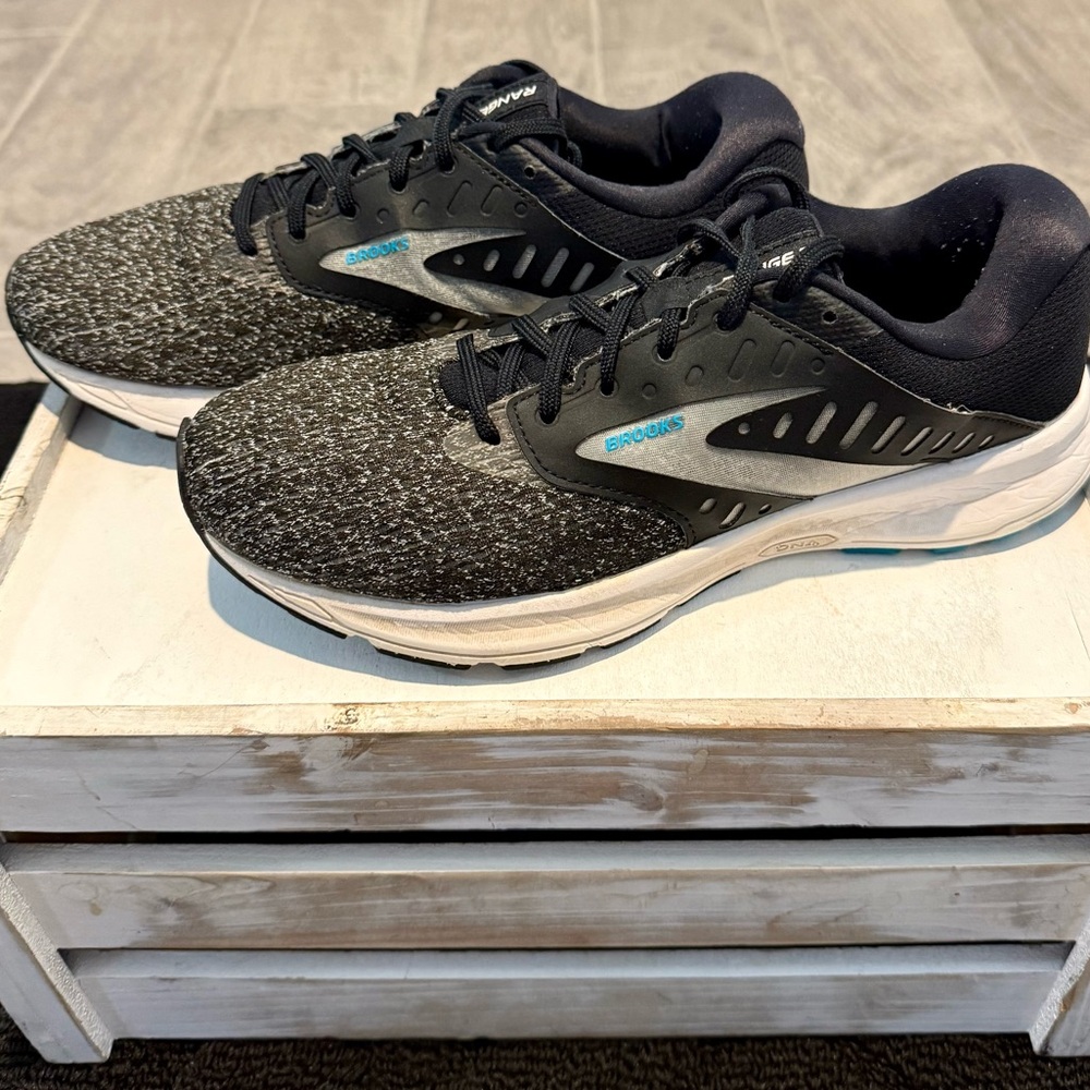 Brooks Range 2 Athletic Shoes, Size 9 Women